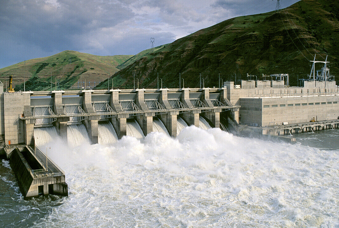 Lower Granite Dam und Wasserkraftwerk am Snake River, Washington, USA. Der Damm soll entfernt werden, um die Lachserholung zu unterstützen.