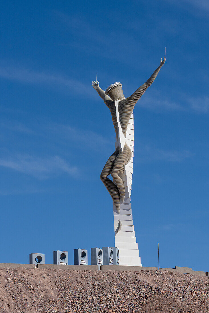 El Cristo de la Misericordia, eine Metallskulptur auf einem Hügel außerhalb von Calingasta, Provinz San Juan, Argentinien.