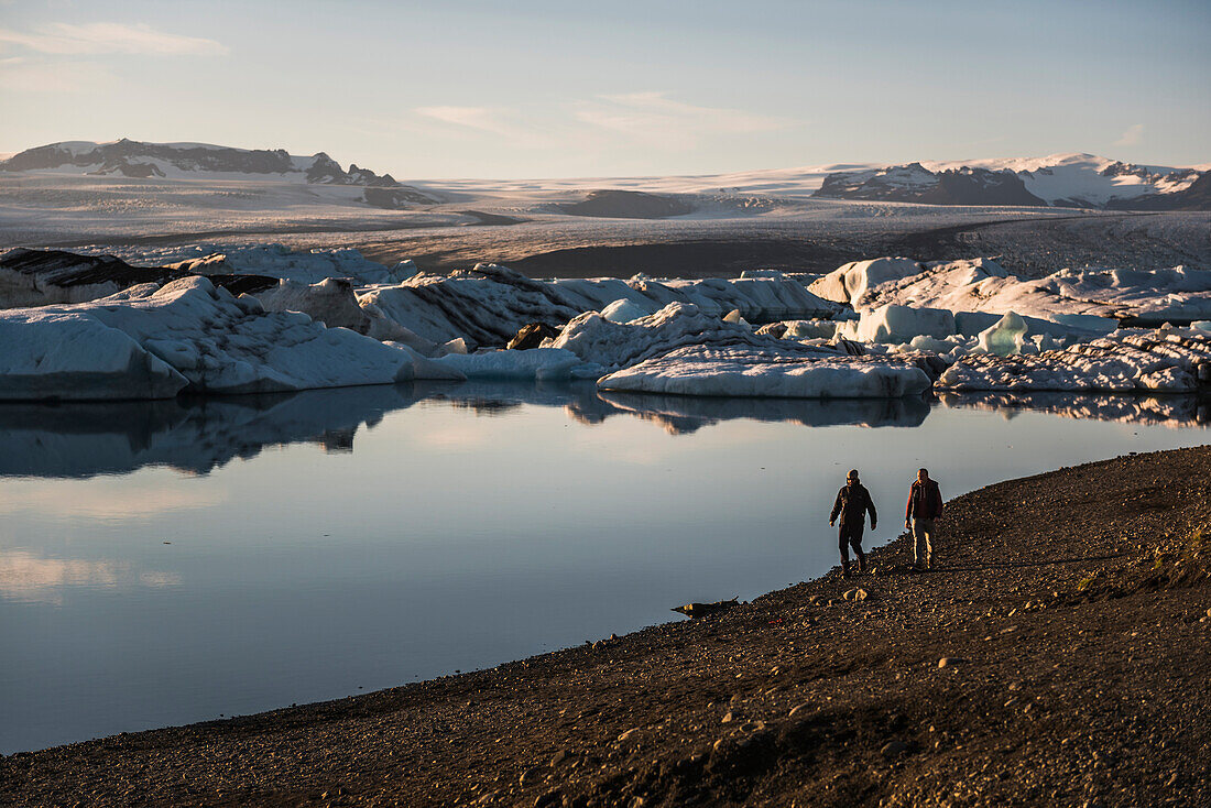Touristen an der Jokulsarlon Gletscherlagune, einem mit Eisbergen gefüllten Gletschersee im Südosten Islands