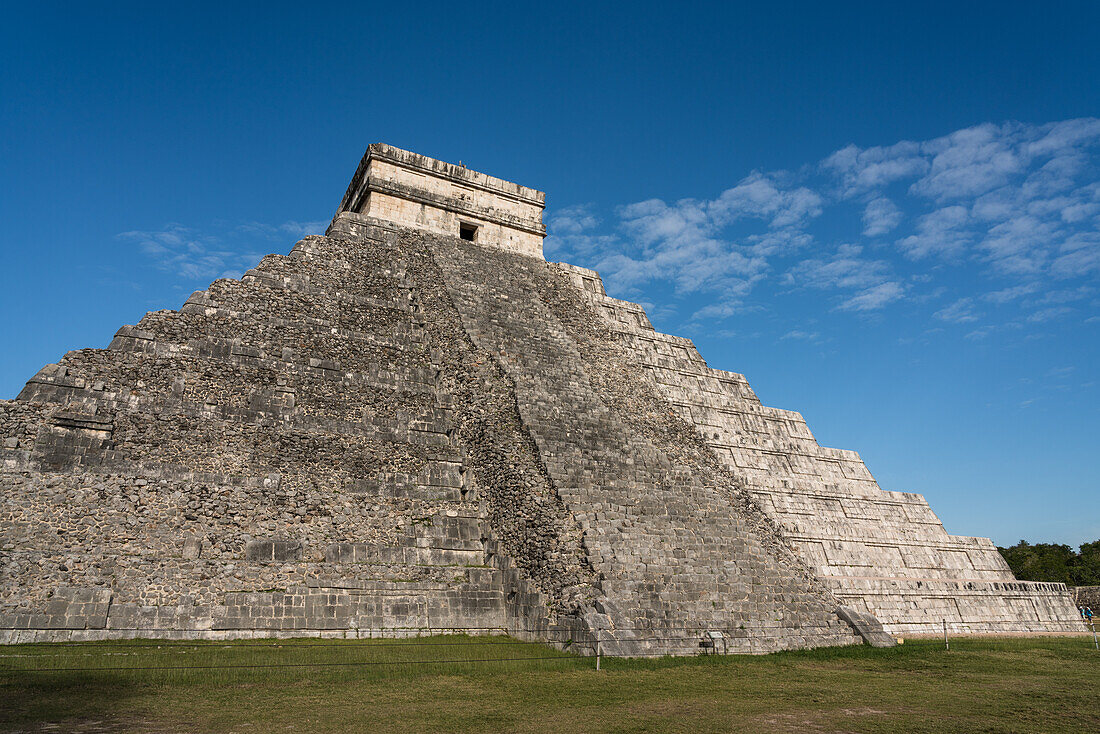 El Castillo oder der Tempel von Kukulkan ist die größte Pyramide in den Ruinen der großen Maya-Stadt Chichen Itza, Yucatan, Mexiko. Die prähispanische Stadt Chichen-Itza gehört zum UNESCO-Weltkulturerbe.