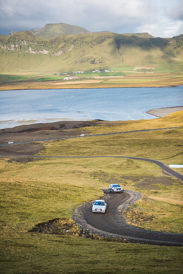 Fahrt entlang der Halbinsel Dyrholaey, nahe Vik, Südisland (Sudurland)