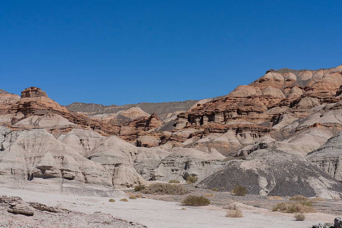 Erodierte Hügelformationen in der Nähe von Rodeo in der Provinz San Juan, Argentinien.