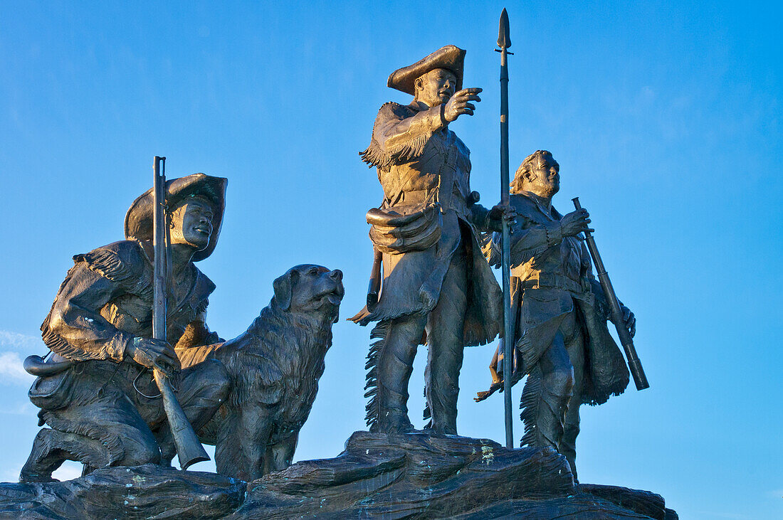 Bronzestatue "Explorers at the Portage" des Bildhauers Bob Scriver im Broadwater Overlook Park, Great Falls, Montana. Figuren von Merriwether Lewis, William Clark, Clarks Hund Seaman und seinem Diener York.
