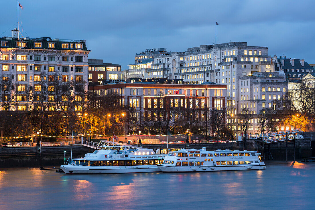 Zwei Themse-Bootsrestaurants am Ufer, von den Golden Jubilee Bridges aus gesehen, London, England