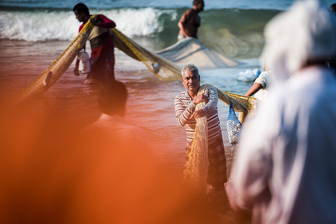 Fischer am Strand von Kappil, Varkala, Kerala, Indien