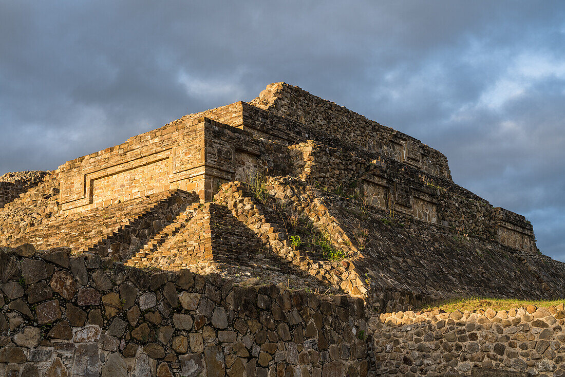 Blick auf das Gebäude O der Gruppe M in den präkolumbianischen zapotekischen Ruinen von Monte Alban in Oaxaca, Mexiko, bei Sonnenaufgang. Eine UNESCO-Welterbestätte.