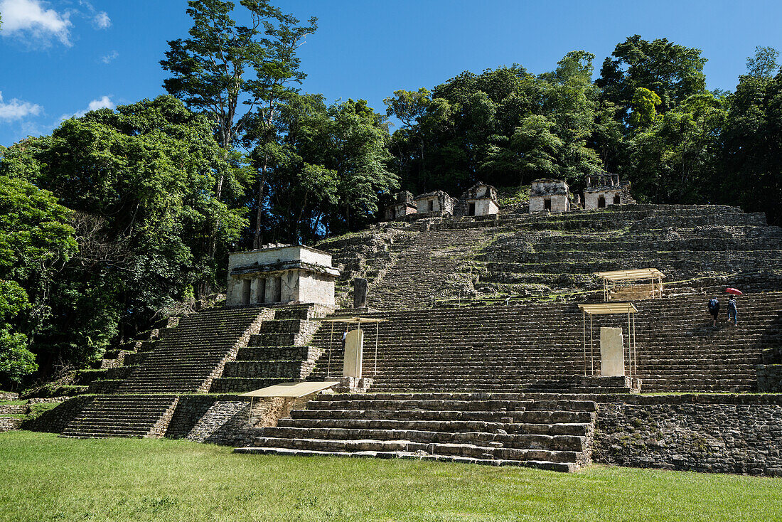 Die Ruinen der Maya-Stadt Bonampak in Chiapas, Mexiko. Tempel II befindet sich links, die Tempel III bis VII auf der Spitze der Pyramide.