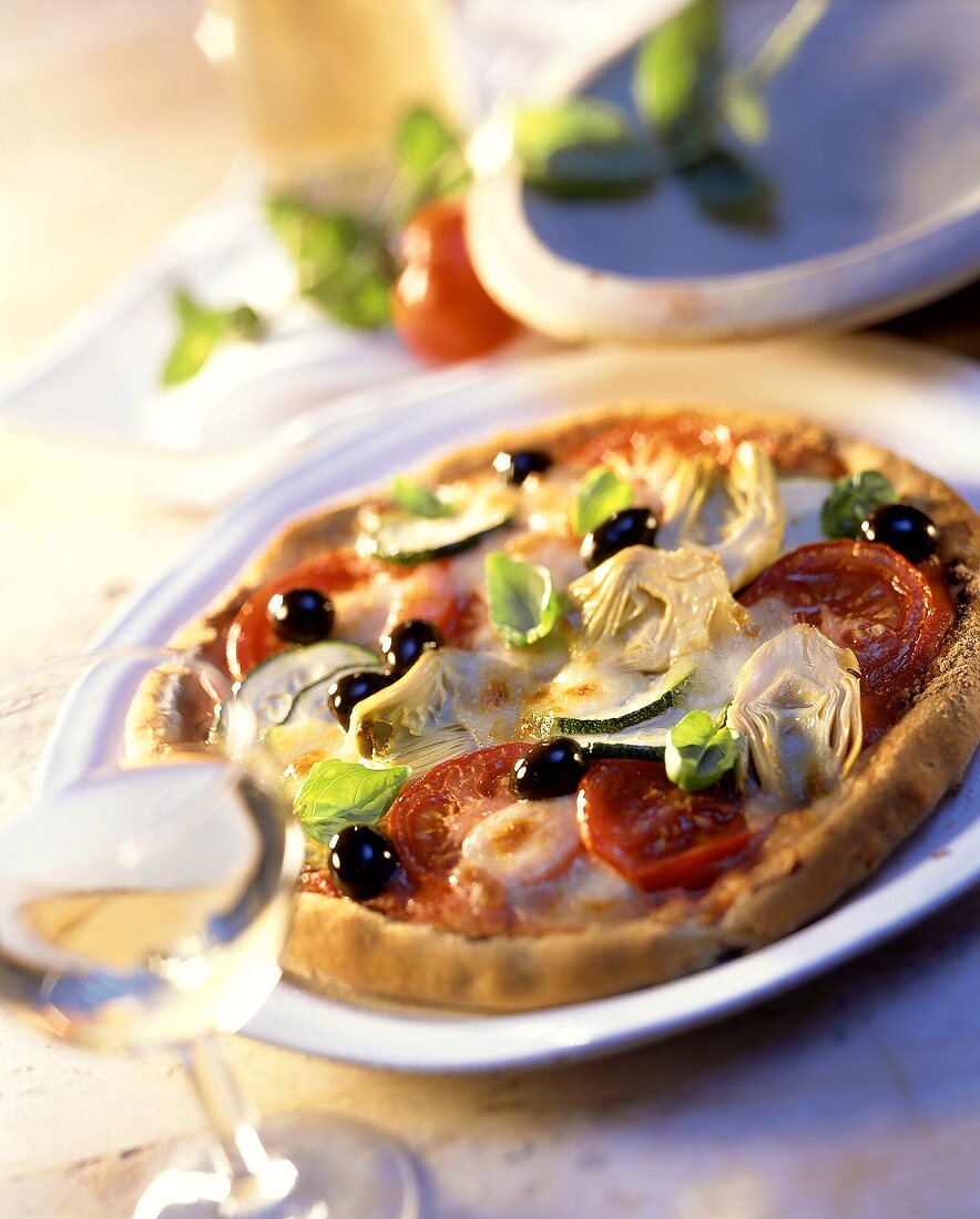 Pizza mit Artischocken, Tomaten, Zucchini & Oliven