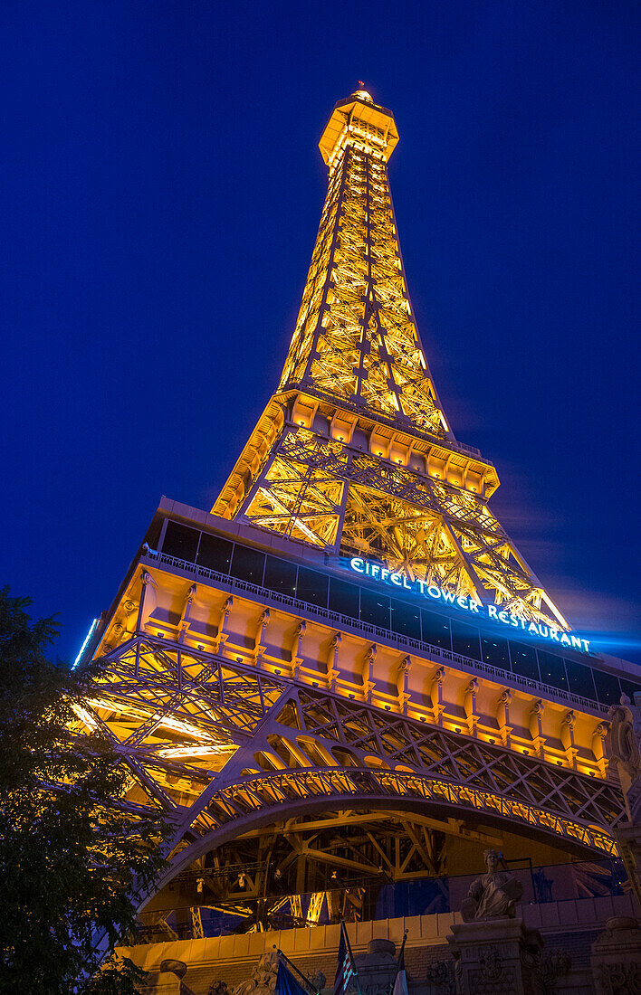 Das Hotel und Kasino Paris Las Vegas in Las Vegas mit einer 165 m hohen Nachbildung des Eiffelturms im halben Maßstab.