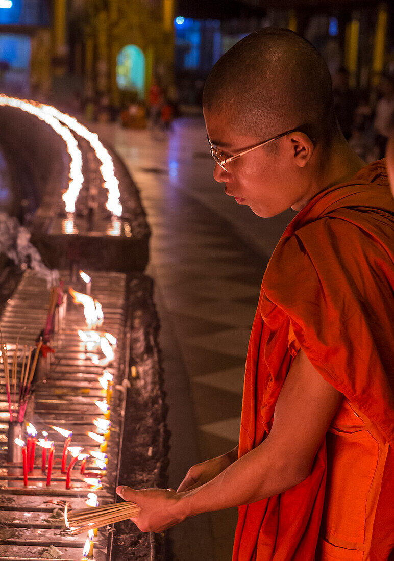 Mönch an der Shwedagon-Pagode in Yangon, Myanmar