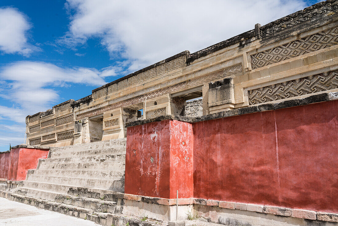 Laubsägearbeiten aus Stein und roter Stuck an der Fassade des Palastes, Gebäude 7, in den Ruinen der Zapotekenstadt Mitla in Oaxaca, Mexiko. Ein UNESCO-Weltkulturerbe.