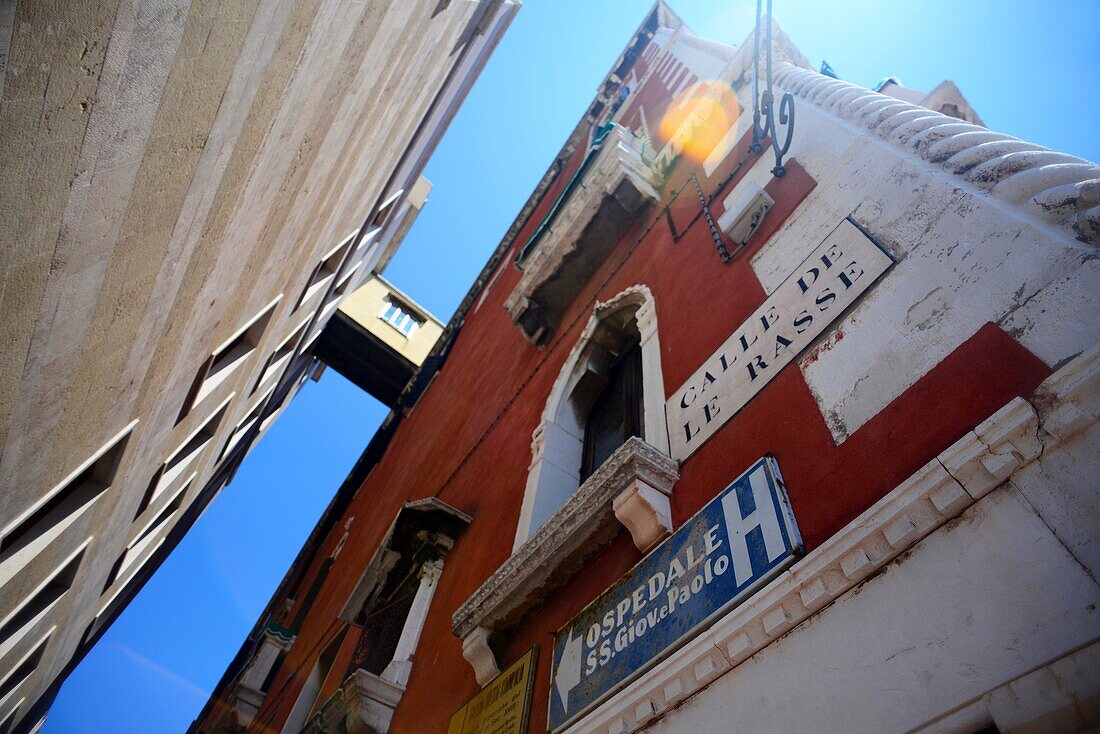 Straßenschild mit der Aufschrift Galle de le Rasse in Venedig, Italien