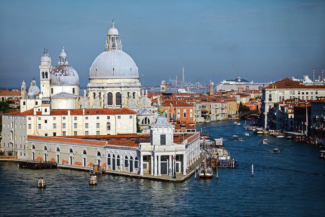 Die Basilica di Santa Maria della Salute (Basilika der Heiligen Maria der Gesundheit) und der Eingang zum Canal Grande, vom Canale di San Marco, Venedig