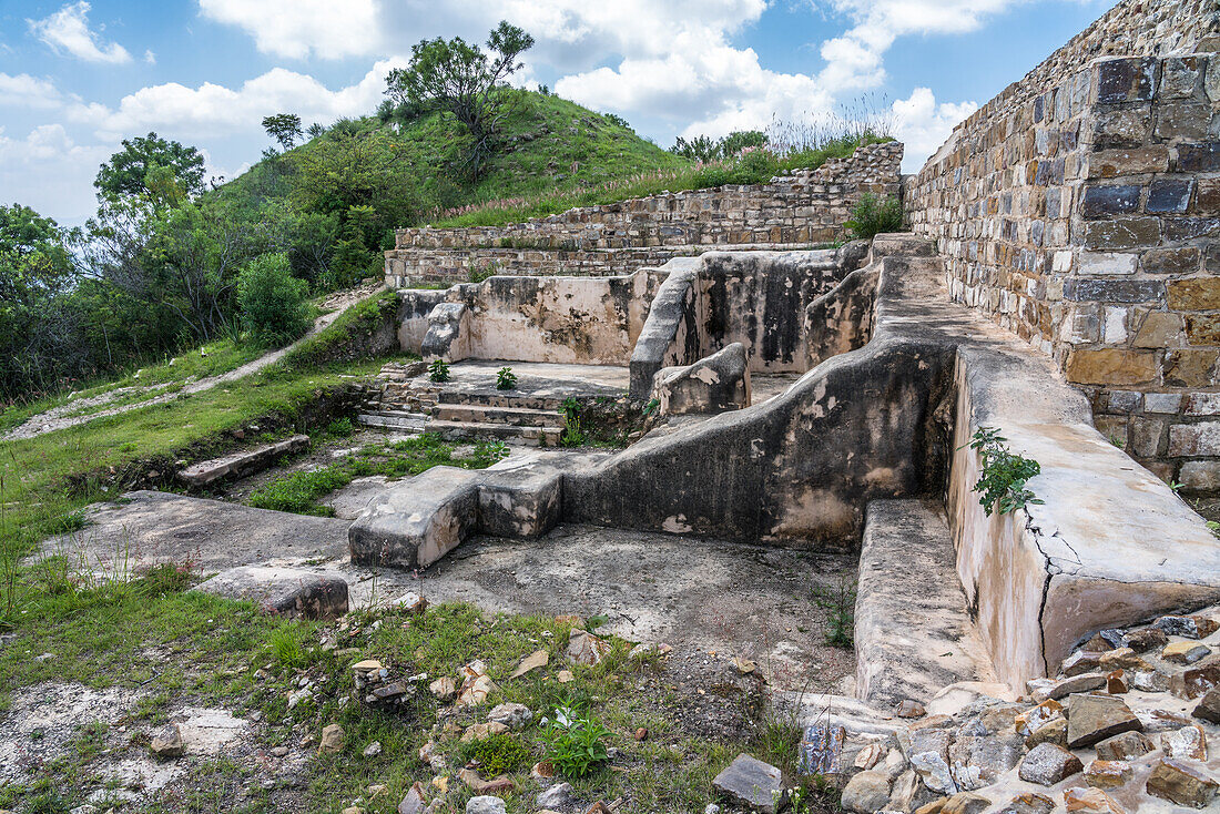 Ruinen auf der Rückseite von Gebäude 6, dem Begräbnisgebäude, in den Ruinen der zapotekischen Stadt Atzompa, in der Nähe von Oaxaca, Mexiko.