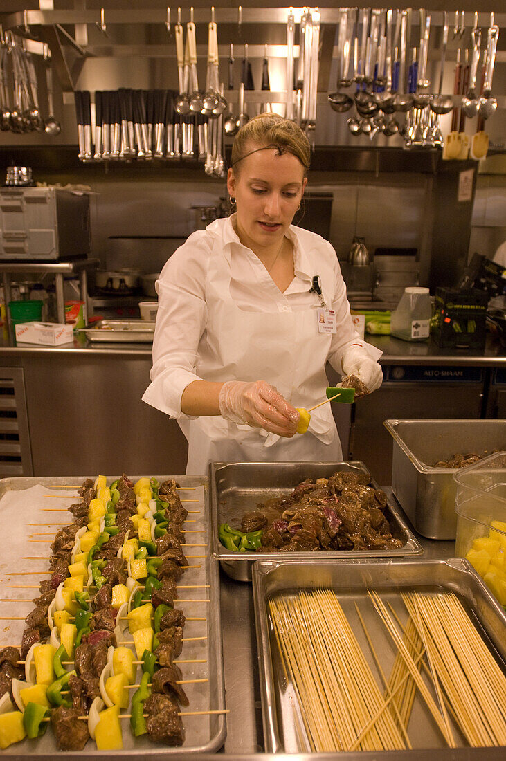 Frau in einem Labor für Ernährungs- und Lebensmittelwissenschaften