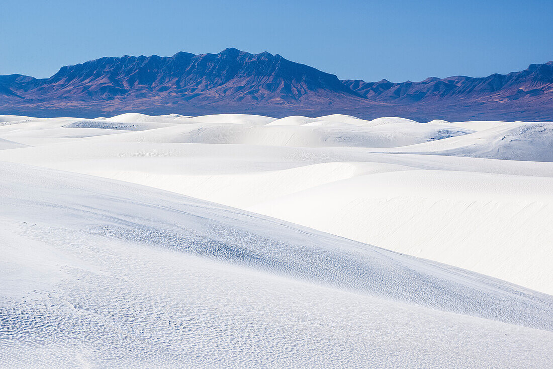 Sanddünen und San Andres Mountains, White Sands National Park, New Mexico.