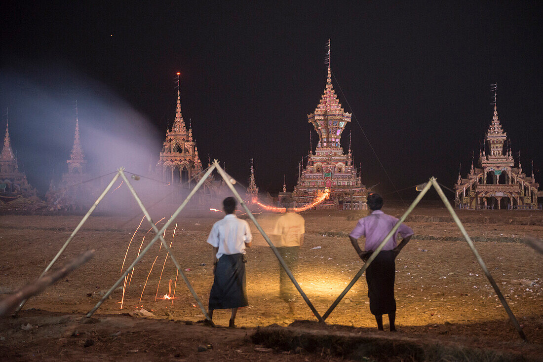 Mrauk U feuert eine Rakete auf den Sarg eines Mönchs beim Dung Bwe Festival, Rakhine State, Myanmar (Burma)