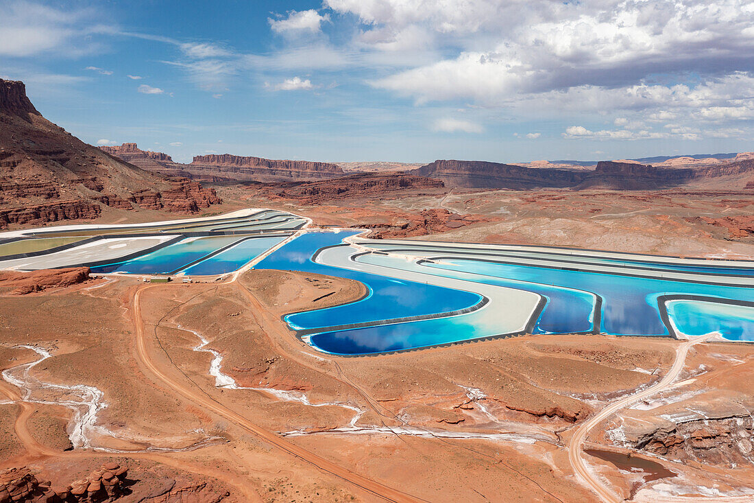 Verdunstungsteiche in einem Kalibergwerk, in dem Kali im Lösungsbergbauverfahren in der Nähe von Moab, Utah, abgebaut wird. Um die Verdunstung zu beschleunigen, wird blauer Farbstoff zugesetzt.