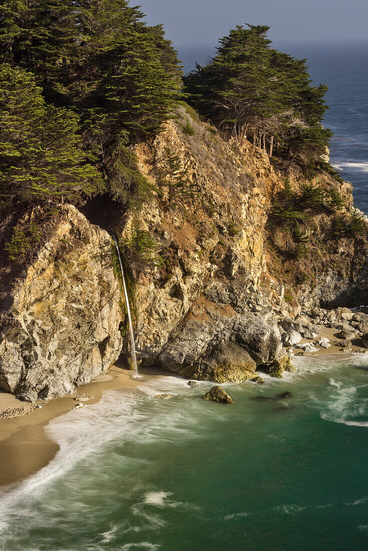 McWay Falls, Julia Pfeiffer Burns State Park, Big Sur Coast, Kalifornien.