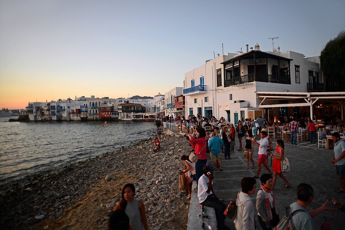 Besucher genießen den wunderschönen Sonnenuntergang auf Mykonos, Griechische Inseln, Griechenland