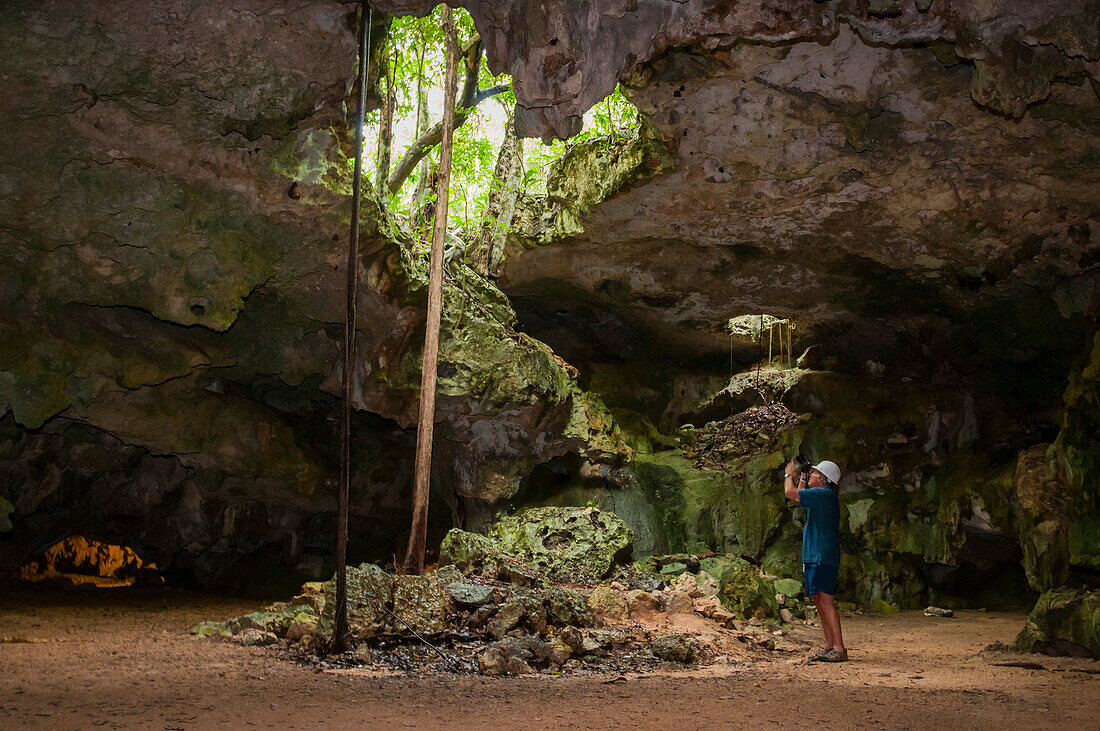 Besucher fotografiert in der Höhle des Naturparks Aktun Chen, Riviera Maya, Mexiko.