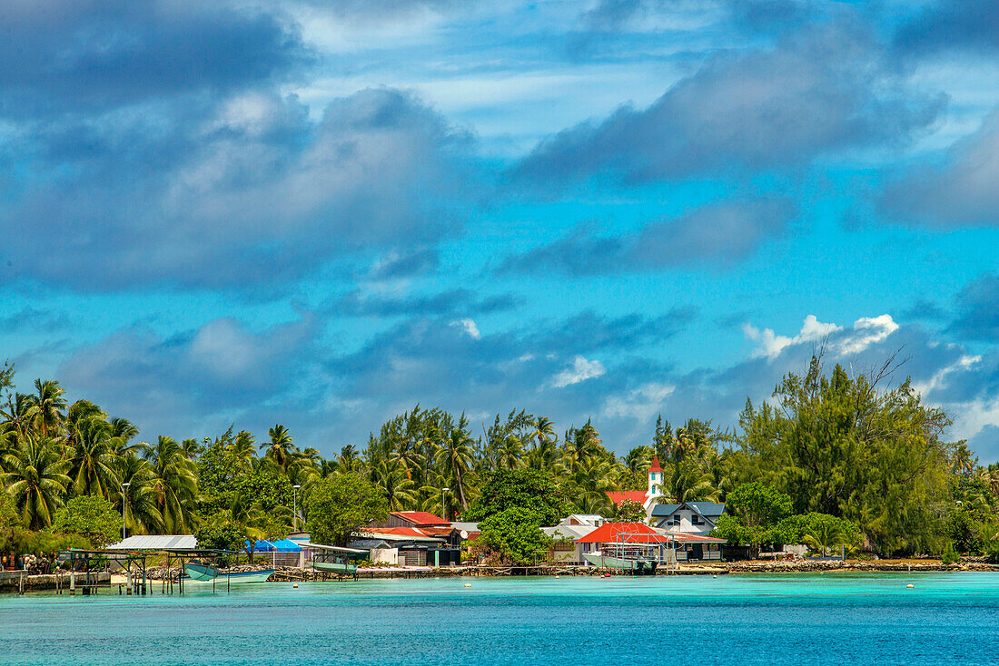 Fakarava-Küste und Rotoava-Kirche, Tuamotus-Archipel, Französisch-Polynesien, Tuamotu-Inseln, Südpazifik.