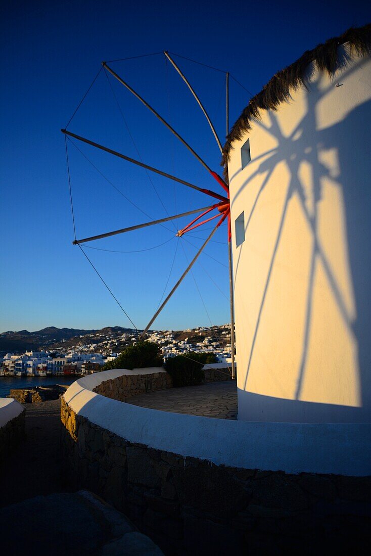 Traditionelle Windmühlen (Kato Milli) bei Sonnenuntergang in Mykonos-Stadt, Griechenland