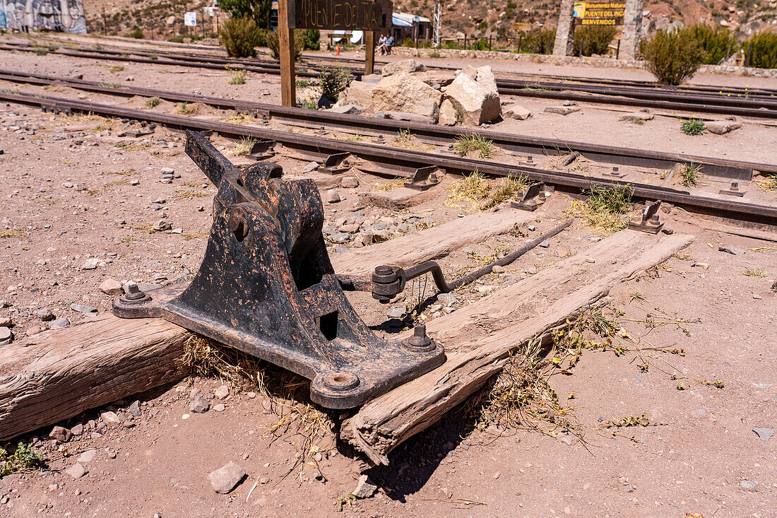 Verlassene Weichen und Gleise der ehemaligen Transandinenbahn in den Anden bei Puente del Inca, Argentinien.