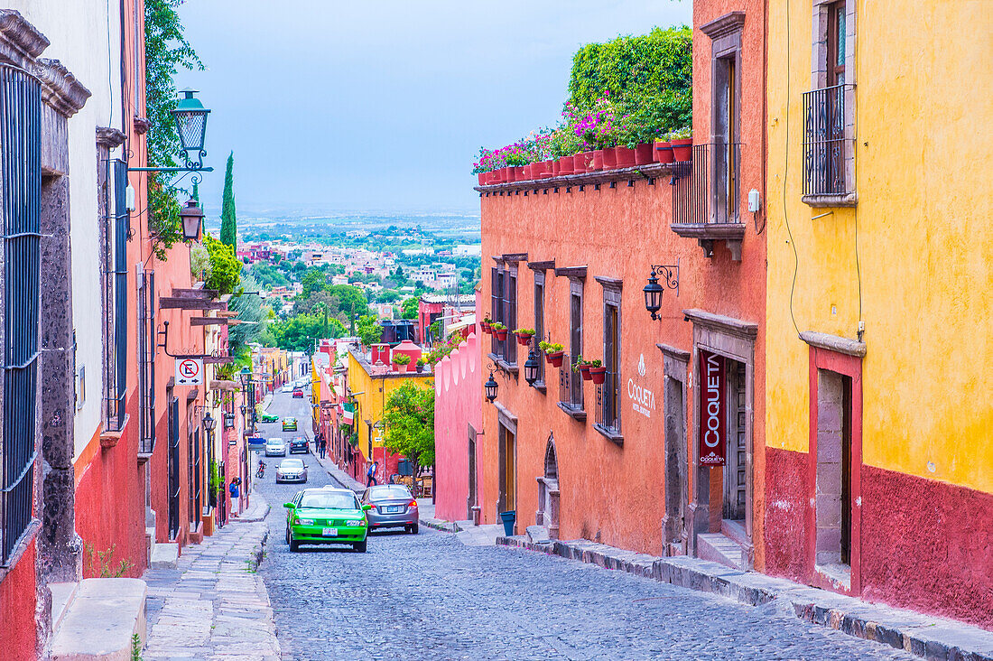 Straßenansicht in San Miguel de Allende, Mexicok. Die historische Stadt San Miguel de Allende gehört seit 2008 zum UNESCO-Weltkulturerbe.