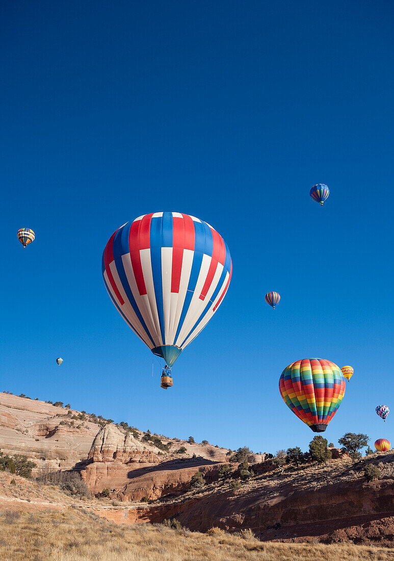 Heißluftballons bei der 25. jährlichen Red Rock Balloon Rally; Red Rock State Park, Gallup, New Mexico.