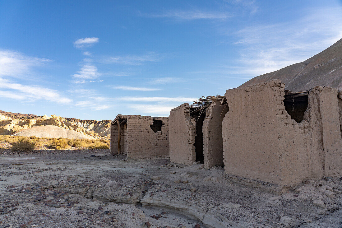 Verlassene Lehmziegelgebäude, in denen um 1800 Bergleute aus den nahe gelegenen Silberminen bei Calingasta, Argentinien, untergebracht waren.