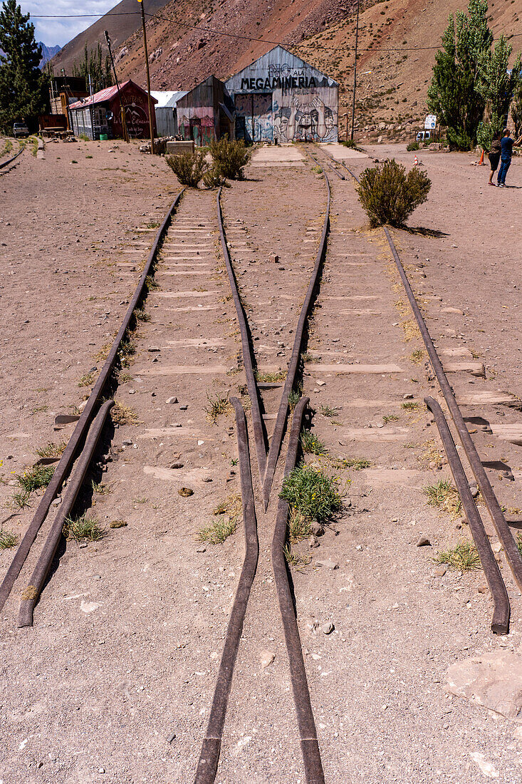 Verlassene Eisenbahnschienen der ehemaligen Transandinenbahn in den Anden bei Puente del Inca, Argentinien.