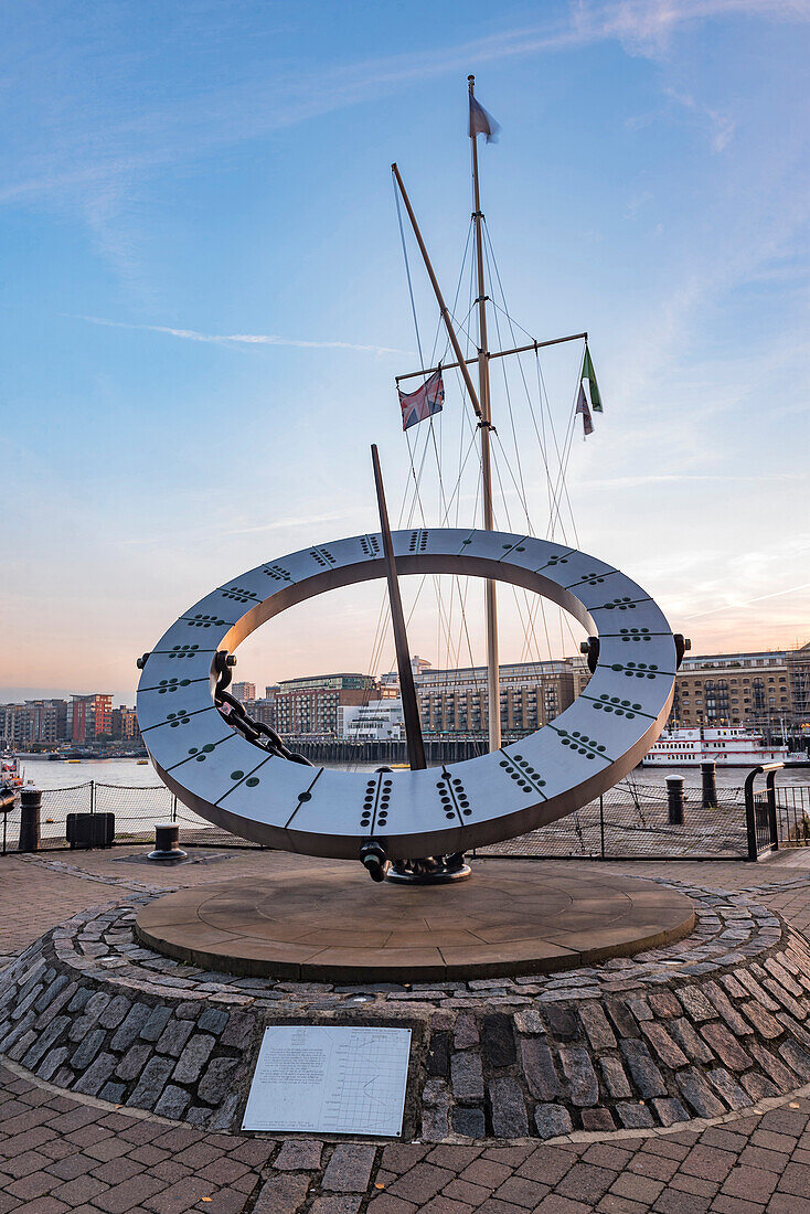 Die Timepiece-Sonnenuhr, St. Katharine's und Wapping, London, England