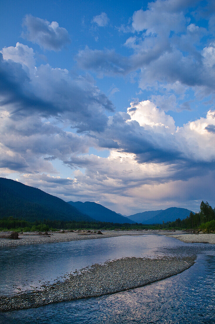 Wolken über dem Quinault River, Olympic National Forest, Washington.