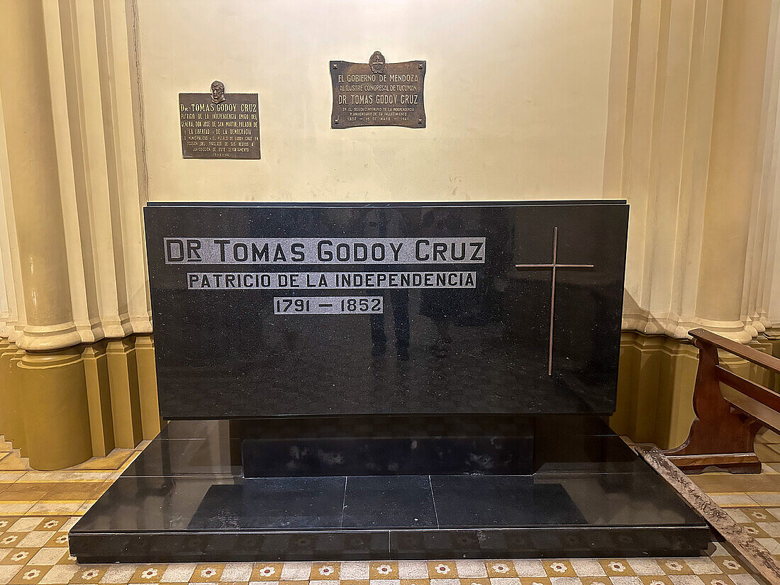 Grabmal des argentinischen Unabhängigkeitspatrioten Tomas Godoy Cruz in der Kirche San Vicente Ferrer in Godoy Cruz, Mendoza, Argentinien.