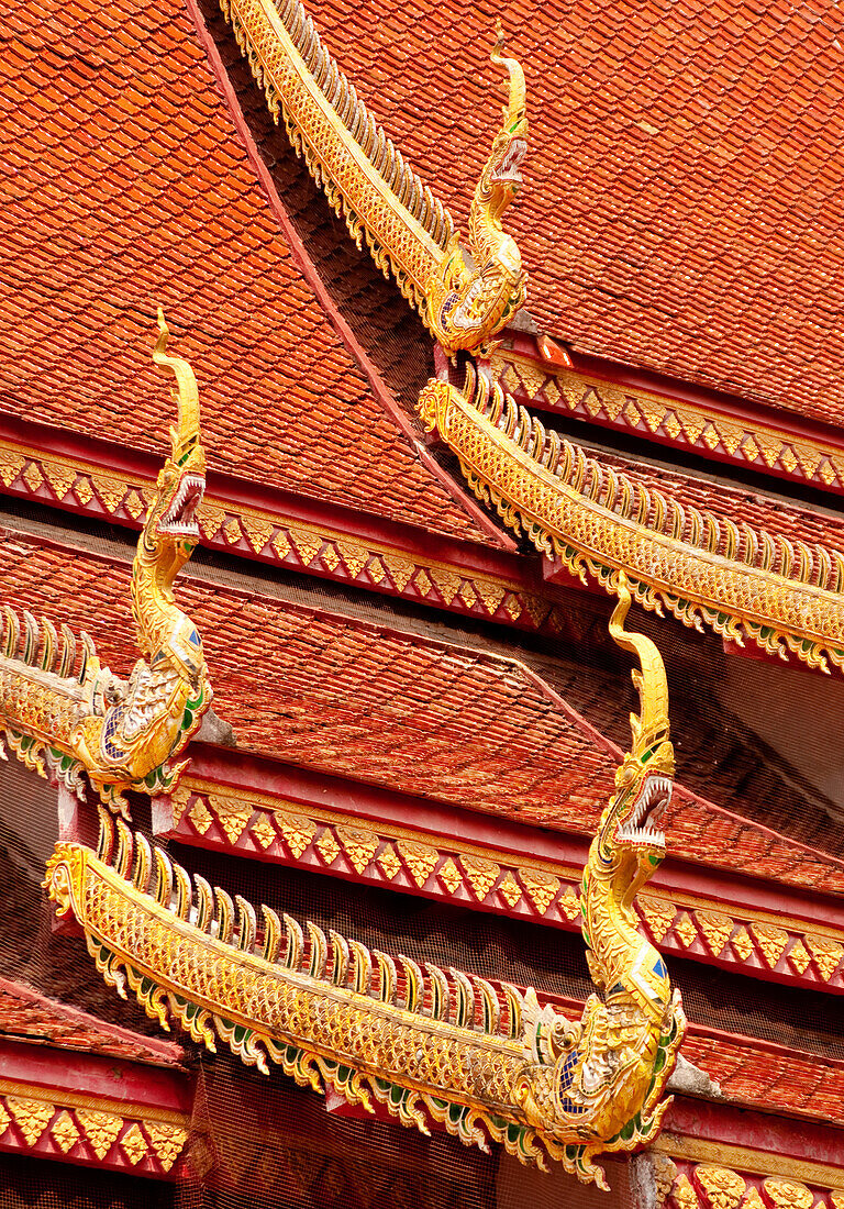 Dachdetail des buddhistischen Tempels Wat Chetawan in Chiang Mai, Thailand.