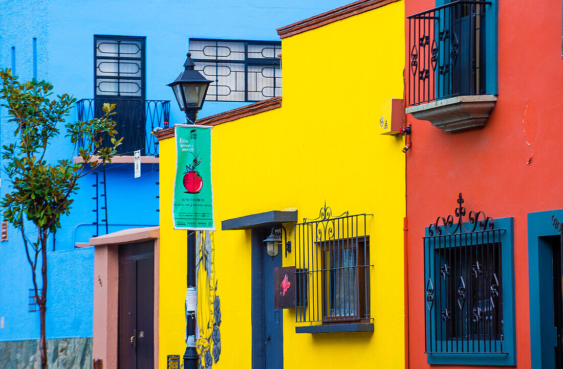 Straßenansicht von Oaxaca, Mexiko. Oaxaca ist die Hauptstadt und größte Stadt des gleichnamigen mexikanischen Bundesstaates.