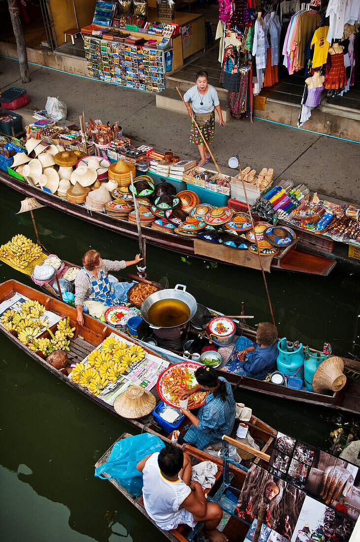 Verkäufer auf dem schwimmenden Markt Damnoen Saduak in Ratchaburi, Thailand.