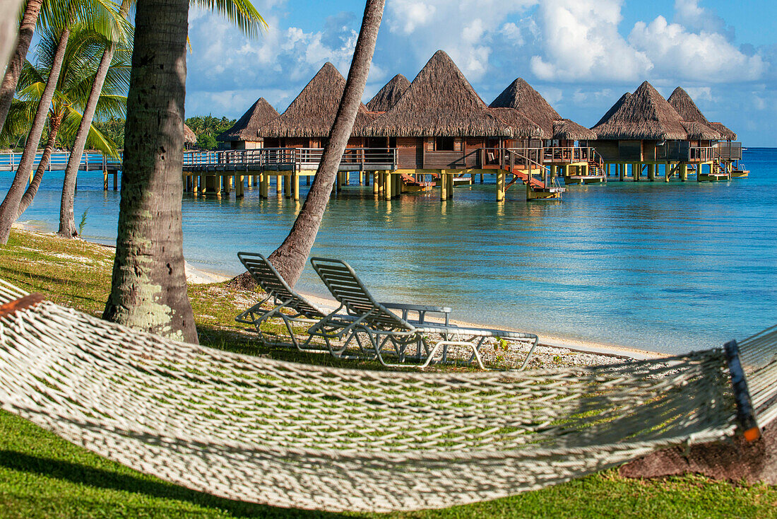 Hängematte unter Kokospalmen im Luxushotel Kia Ora Resort & Spa auf Rangiroa, Tuamotu-Inseln, Französisch-Polynesien.