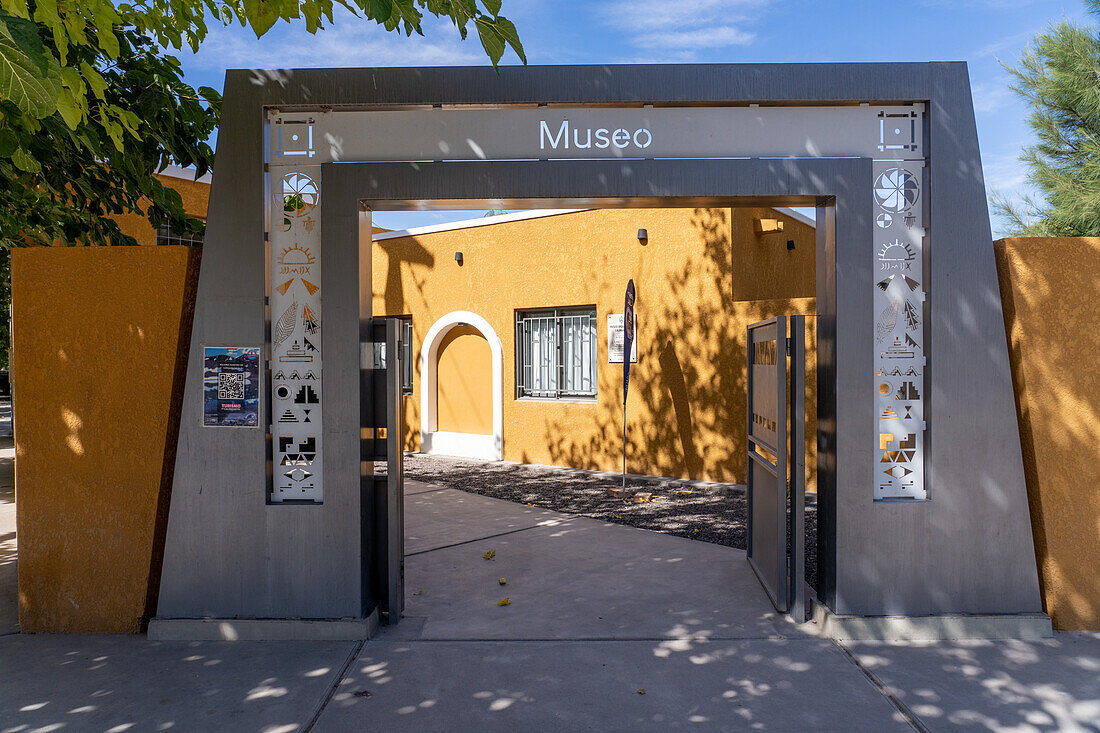 Der Eingang zum Archäologischen Museum Calingasta in Calingasta, San Juan, Argentinien.