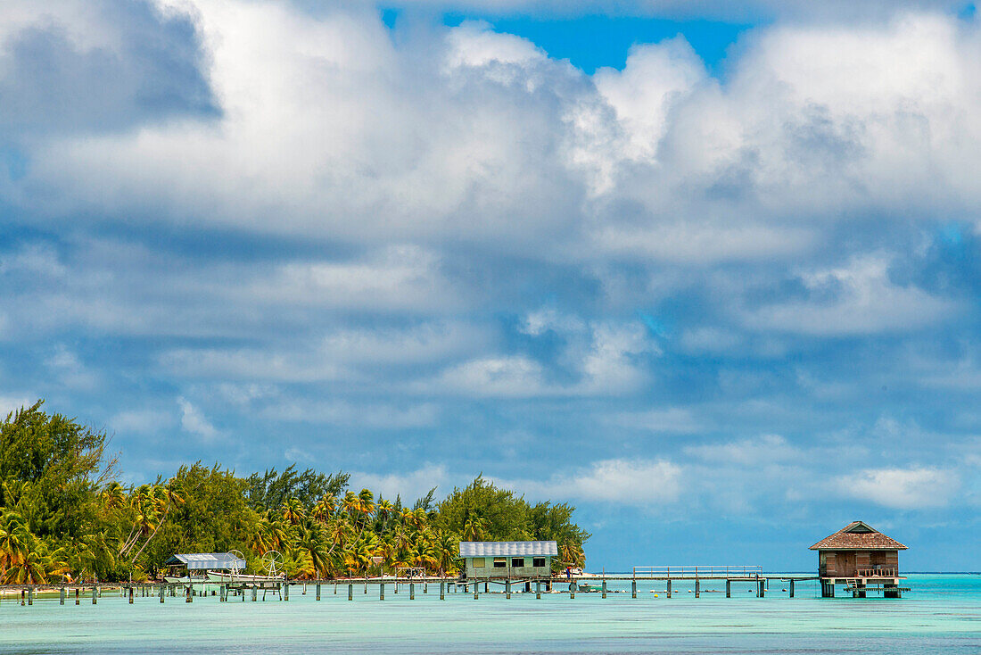 Kleiner Pier in Fakarava, Tuamotus-Archipel, Französisch-Polynesien, Tuamotu-Inseln, Südpazifik.