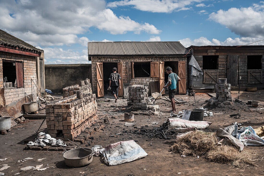 Herstellung von Aluminium bei Ambatolampy im zentralen Hochland von Madagaskar