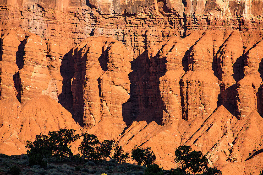 Die farbenfrohen erodierten Formationen der Mumienklippe am Panorama Point im Capitol Reef National Park in Utah. Die Formationen sehen aus wie Reihen von ägyptischen Mumien.
