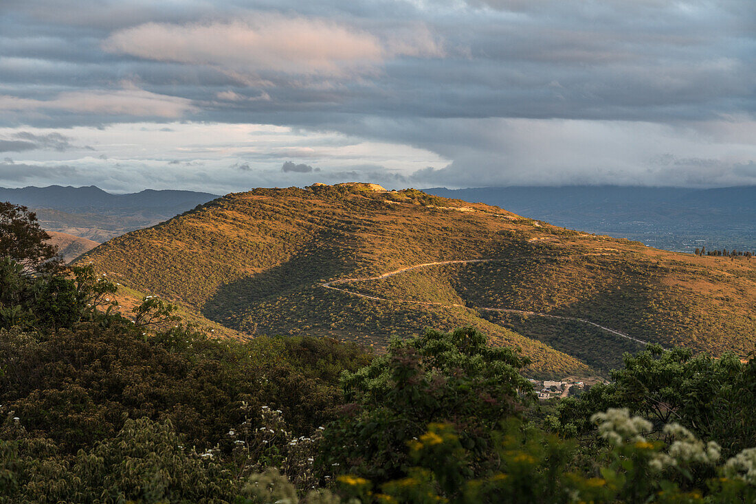 Die Ruinen der Stadt Atzompa, vom Monte Alban aus gesehen. Oaxaca, Mexiko bei Sonnenaufgang.