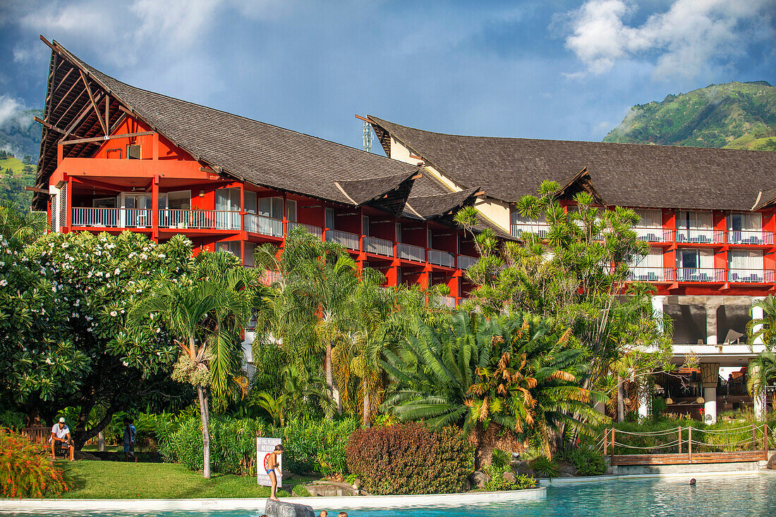 Sonnenuntergang im Le Meridien Hotel auf der Insel Tahiti, Französisch-Polynesien, Tahiti Nui, Gesellschaftsinseln, Französisch-Polynesien, Südpazifik.