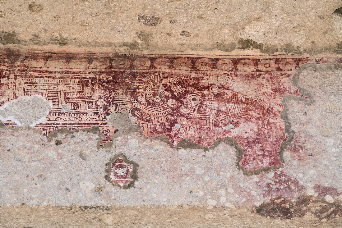 Detail der gemalten Fresken im Hof A (Viereck A) der Ruinen der Zapotekenstadt Mitla, Oaxaca, Mexiko. Eine Stätte des UNESCO-Weltkulturerbes.