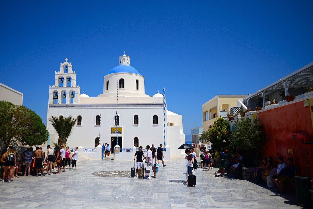 Der Hauptplatz von Oia, auch bekannt als Nicolaou-Nomikou-Platz, mit der griechisch-orthodoxen Kirche Panagia von Platsiani, Santorin.