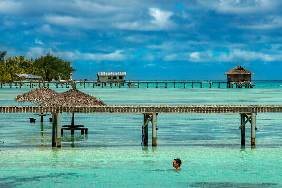 Strand und Pier der Havaiki Lodge in Fakarava. Havaiki-te-araro, Havai'i oder Farea Atoll, Tuamotu Archipel, Französisch Polynesien, Pazifischer Ozean