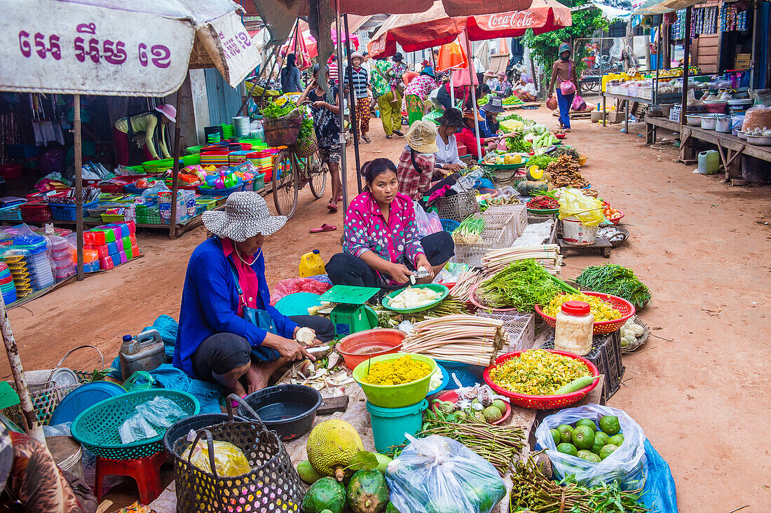 Kambodschanische Frauen verkaufen Gemüse auf einem Markt in Siem Reap, Kambodscha