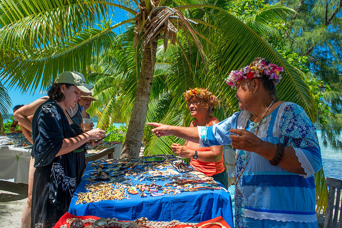 Insel Taha'a, Französisch-Polynesien. Einheimischer Verkäufer auf dem Motu Mahana, Taha'a, Gesellschaftsinseln, Französisch-Polynesien, Südpazifik.